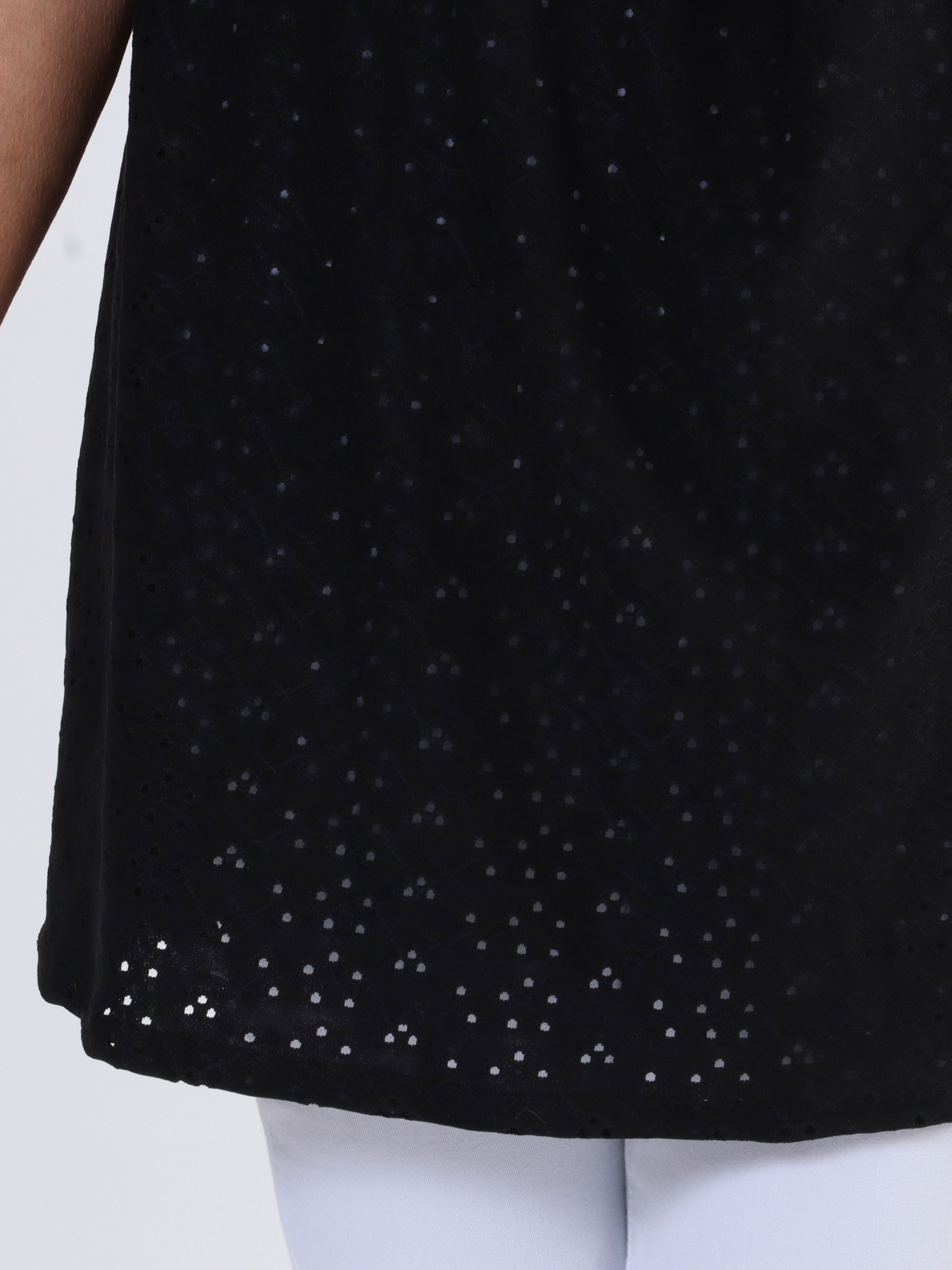 Sienna - Söt stretchig tunika i stora storlekar med broderi anglaise